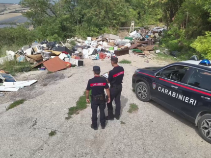 Discarica abusiva in una frazione di Ancona