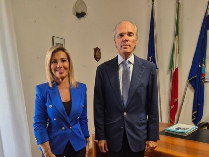 Il sindaco di Falconara, Stefania Signorini, con il presidente del gruppo Api Brachetti Peretti