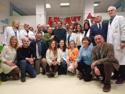 Valentino Rossi e il suo team di motociclismo all'ospedale Salesi