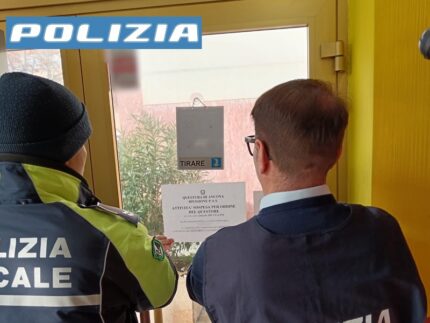Chiusura di un locale a Falconara