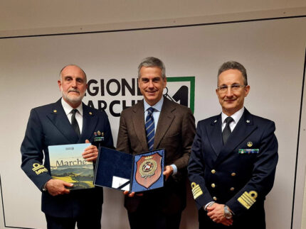 Assessore Giacomo Bugaro (al centro) con Ammiraglio Ispettore Vincenzo Leone (a sinistra)