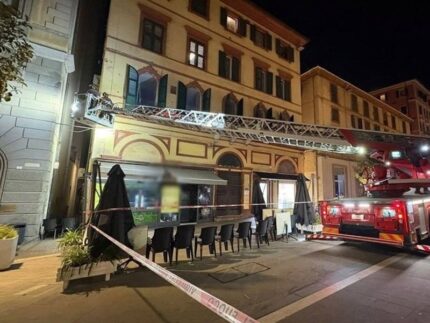 Crollo di calcinacci in corso Garibaldi ad Ancona