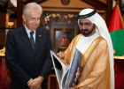 Mario Monti consegna a  Al Maktoum il libro "Marche Endurance Lifestyle