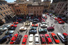 La piazza osimana gremita di Alfa Romeo