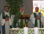 Al centro padre Guglielmo Alimonti