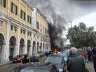 Auto a fuoco sotto i Portici Ercolani
