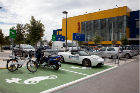 Veicoli elettrici in ricarica al negozio Ikea: la Tesla Roadster, lo scooter Vectrix e la bici Ultra Motor