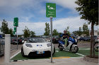 Veicoli elettrici in ricarica al negozio Ikea: la Tesla Roadster e lo scooter Vectrix