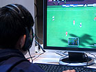 Ragazzo al videogioco