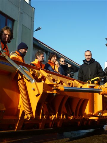 Gruppo di operatori con i mezzi antineve di Anconambiente