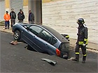 L'auto inghiottita ad Ancona