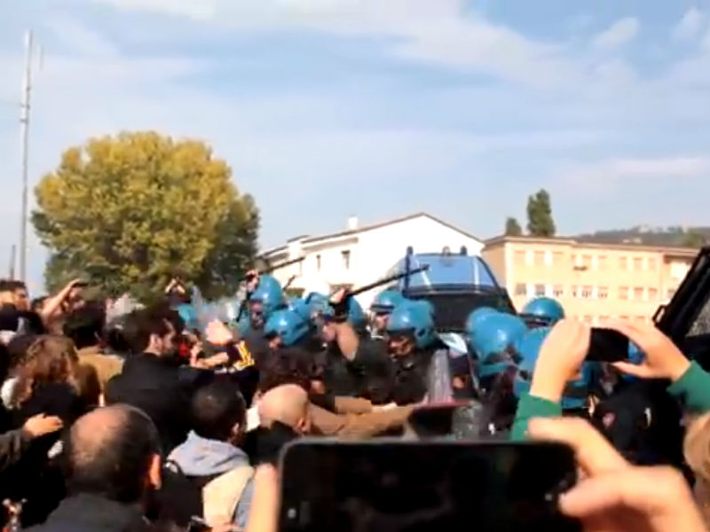 Scontri ad Ancona tra manifestanti e polizia