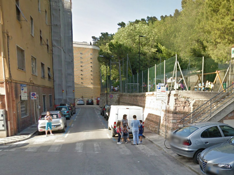 L'area per bambini nei pressi delle scuole di via Fornaci Comunali, ad Ancona