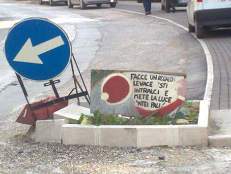 Cartello  rivolto ai politici, ad Ancona
