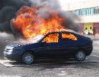 Un auto in fiamme
