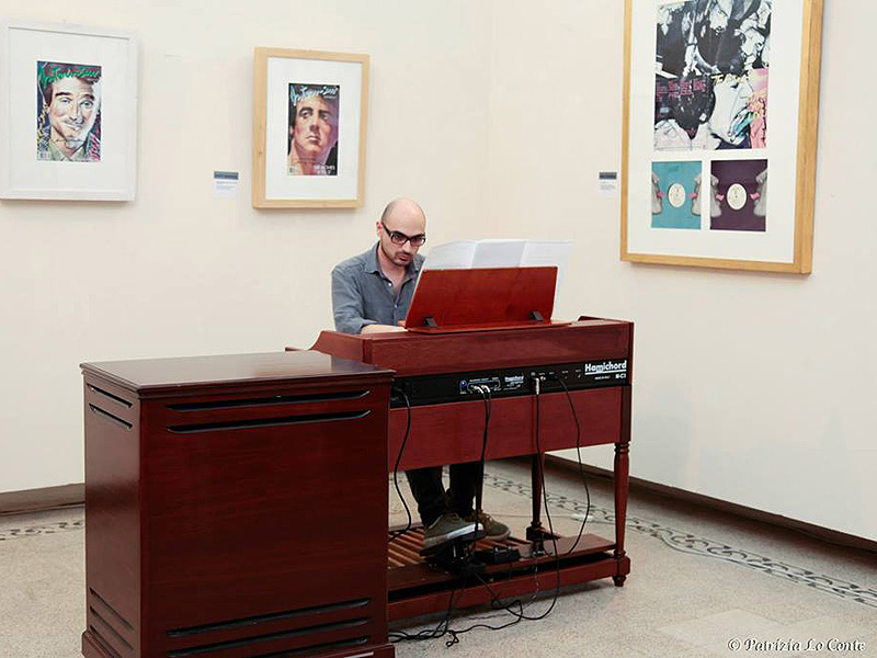 Paolo Tarsi (organo) durante un concerto alla mostra su Andy Warhol